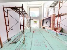 刚装修完 有电梯 全屋中央空调 坐北朝南前后花园精深