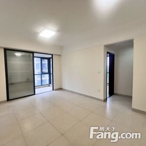 海南老城科技新城 南北通透两房 电梯中层 空房月租1000