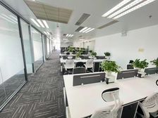 绿地汇中心B座 面积338平 出租4元 7隔断30工位