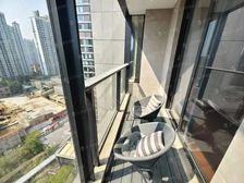 外滩边上的豪宅,小区玻璃幕墙,以大户型为主,业主出国急售