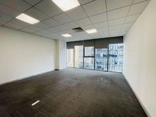 办公室岀租丨五象绿地中心丨五带家具岀租丨电梯口丨24空调