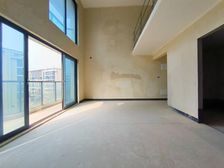 门口就是商业和轻轨,带60平的大露台,好房源