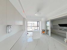 推窗是银杏 下楼是地铁 厨卫落地窗 尽享奢华与便利 随时约看