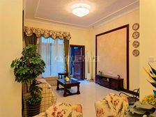 一楼带花园,紧邻商圈,业主安心出售,小区环境好