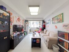 新上!复式两卫,东边套三面开窗,带双阳台,停车方便!