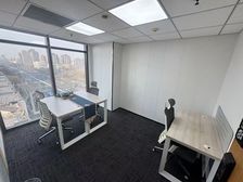 精装修4人办公室,三个月免租期。注册地址