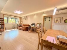 静安寺地铁口 带车位 三开间朝南带露台 阳光好 看房方便