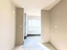 99.8万元精装可拎包入住出行方便 南北通透 近医院 小三居