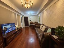 电梯房,主卧朝南,大开间,交通便利,环境优美