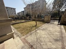 南北花园 地下室挑高6米 位置很好