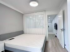 地铁口 精装修一房一厅 全明户型 中间楼层 紧临地铁口