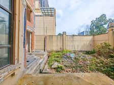 朝南 端户 搭建好了 位置安静 带车位 前后花园 诚心出售