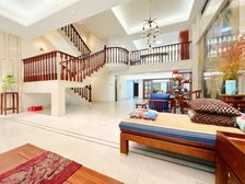 鼎峰原著边位大别墅 全新豪华装修 大花园 诚意售随时看