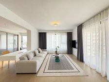 (临地铁 中间楼层 前面没有遮挡)客厅带阳台,利用率高