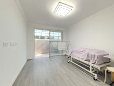 地铁口 一楼带阳光房 底下有防空洞 一梯两户 精装修