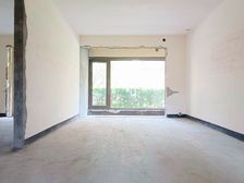 地铁口四居室带大花园的房子哟