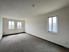 送阁楼,阁楼有明窗,可做三房两厅两卫使用,全新毛坯房,随时看