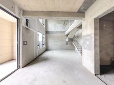 洋房复式 带一个露台,上下两层空间大