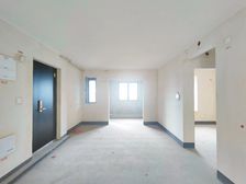 房子带大露台 出门就是轻轨站和商圈, 医院配套齐全可大刀