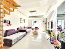 12年现浇房,阁楼做了衣帽间,有卫生间一楼储藏室20平