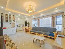 金河谷(五期) 车位充足 中间楼层 有电梯 小区新 临地铁