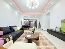 步行街新上全新三房带95可拎包