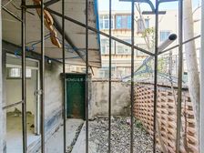 经十路 千佛山旁 一楼带院 大院停车方便 总高三层