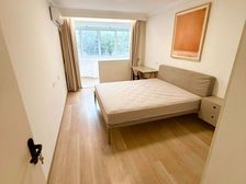 三楼 三楼 精装修一房 租金5500元 地铁口在小区门口