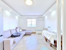 中间楼层小区中心位置 送小车库一个 可直接入住生活配套成熟