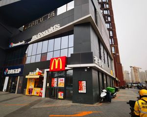 紧邻地铁口 20米面宽 年租金102万 双门头已分租