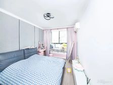 14轨交旁百联对面,精装3房,带阁楼。满5.视野好。