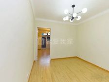 精装修朝南一房一厅,小区花园位置,送花园,看房有钥匙