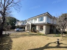 满五且一 干挂石材外立面 大落地窗 集中南花园 临河