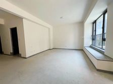 370就卖 带60平大院 带地下 有钥匙可看 万科翡翠山语