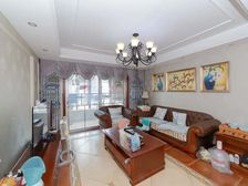 单价低 世茂三期 精装修 四房 保养好 中层 采光很好