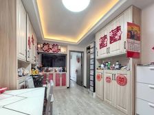 电梯房,此房两间卧房朝南,采光好,精装修,原来是婚房。