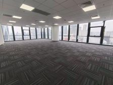 东部新城 宁波中心对面研祥中心 330平电梯口 东南朝向