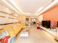 钥匙!南临河 带花园 小区中心位置 三开间朝南 接受置换