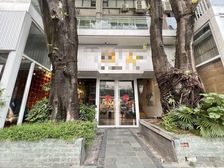 1楼门头两棵百年大树!豪装7个隔间现成直播间赠送2楼面积