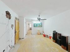 没有这个价格了,一梯两户带天井,位置还很安静,真的很划算!!