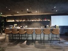 临世贸天价 中骏世界城酒吧街旁 旺铺精装 业态不限