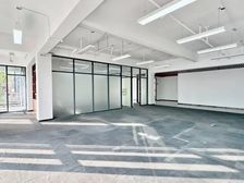 创投小镇物业直租,单层三面采光336平方带露台4隔间