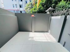 小孩出国急用钱 院子可跳广场舞 新装修两年 南北房全明户型