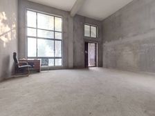 此房为三层别墅,视野宽阔,配套设施齐全,交通便捷