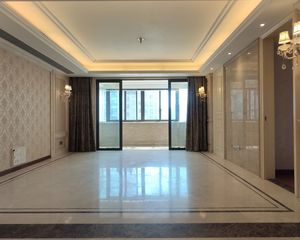 精装大四房,边套全亮;中间楼层,前后三阳台!