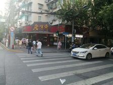 人民广场沿街大拐角展示铺,年租70万,7分甜承租,带租约出售