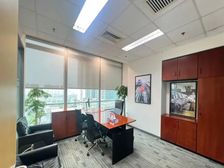 华贸商务楼 300平精装配家具 户型方正 价格优惠 随时看房