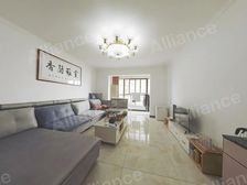 此房满三满二 精装修 全配 大三室 采光很好