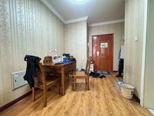 地铁口 精装修 一房两厅 小区前排 带电梯 满五
