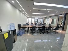 精装295平4隔断带家具 可容纳20到30人办公 边套视野好